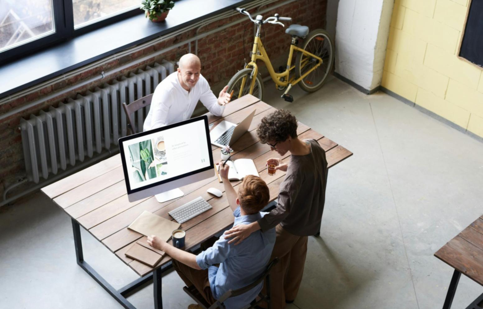 Team bei der gemeinsamen Zielplanung mit verschiedenen Materialien