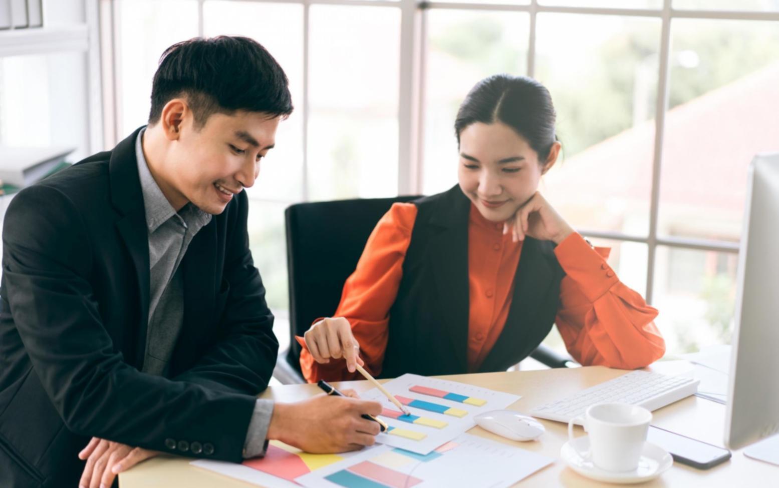 Workshop-Situation mit Teammitgliedern bei der Zielsetzung